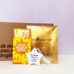 Hoera! Een jaartje leuker geworden Brievenbus cadeaubox
