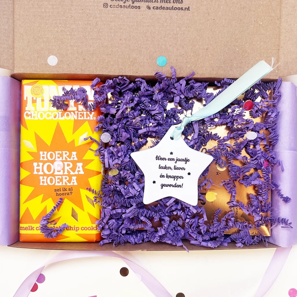 Hoera! Een jaartje leuker geworden Brievenbus cadeaubox